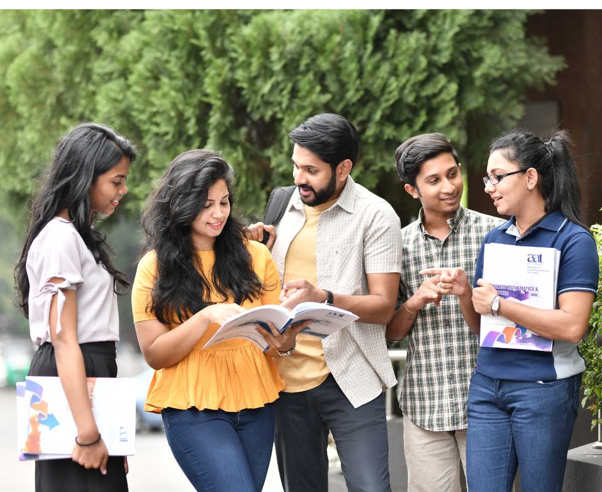 BNMU द्वारा BCA परीक्षा फॉर्म की अंतिम तिथि 2025 की घोषणा – छात्र आवेदन भरते हुए